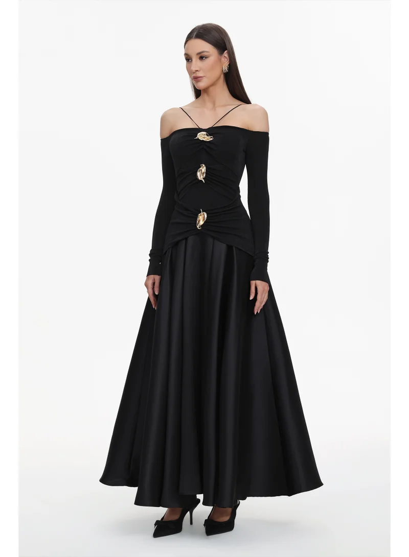 بيلا بارنيت فستان ماكسي أسود بأكمام طويلة مكشوف الكتفين من غوسيا